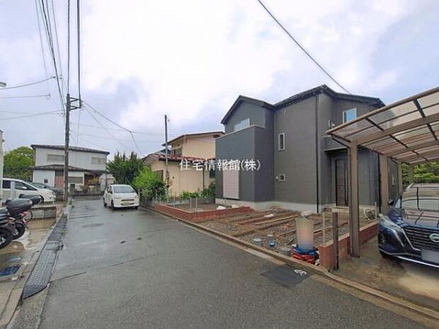 前面道路を含めた現地写真です。