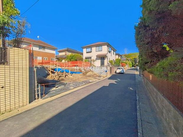 前面道路を含めた現地写真です。