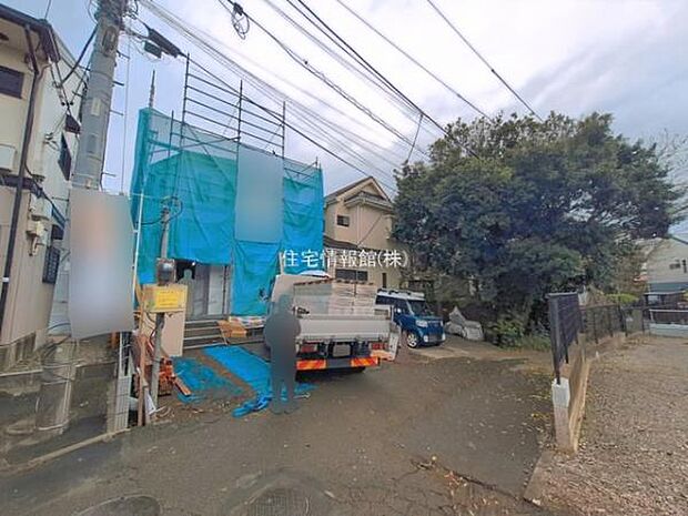 前面道路を含めた現地写真です。