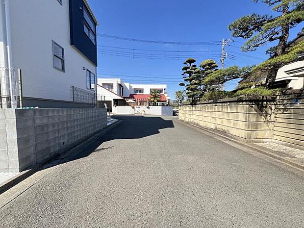 前面道路を含めた現地写真です。