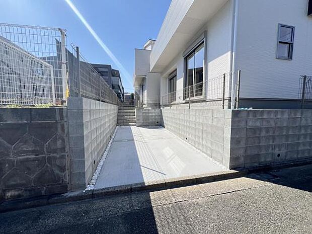 駐車場ももちろん完備しておりますのでお車所有の方にも心強いです。
