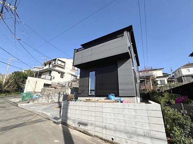 前面道路を含めた現地写真です。