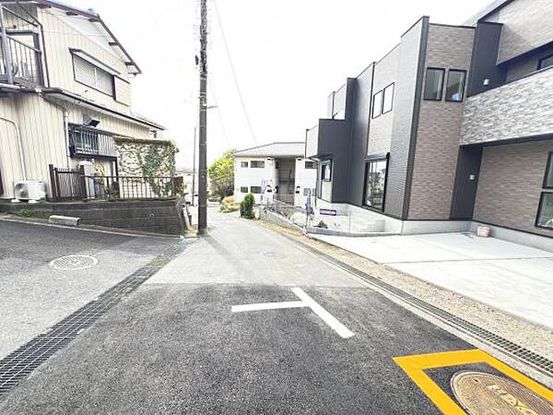 前面道路を含めた現地写真です。