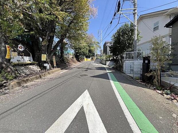 前面道路を含めた現地写真です。ぜひ周辺環境も併せてご覧ください。