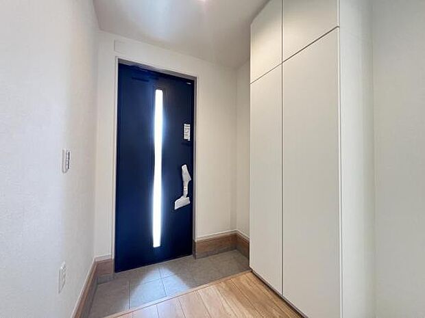 綺麗で明るい玄関でお客様をお迎えいただけます。