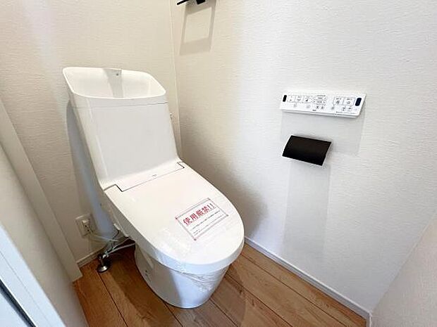 シャワー洗浄機能付のトイレは、清潔感が印象的な空間ですね。