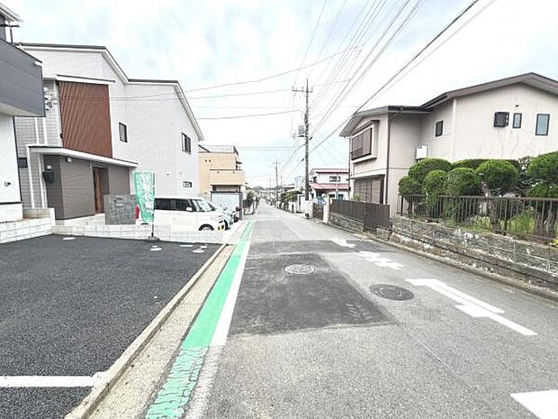 前面道路を含めた現地写真です。