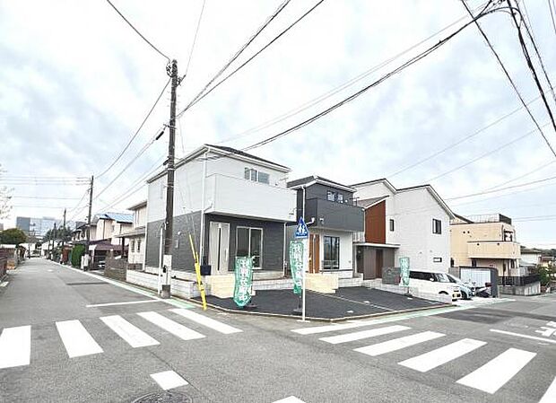 前面道路を含めた現地写真です。