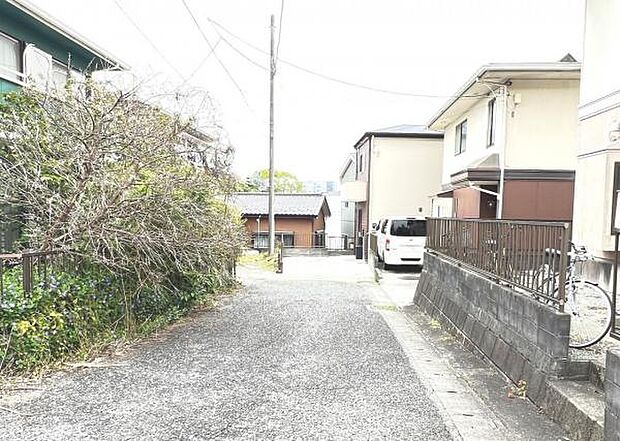 前面道路を含めた現地写真です。