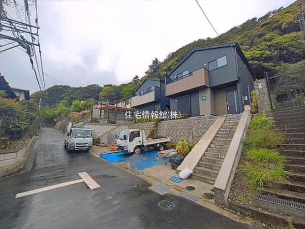 前面道路を含めた現地写真です。