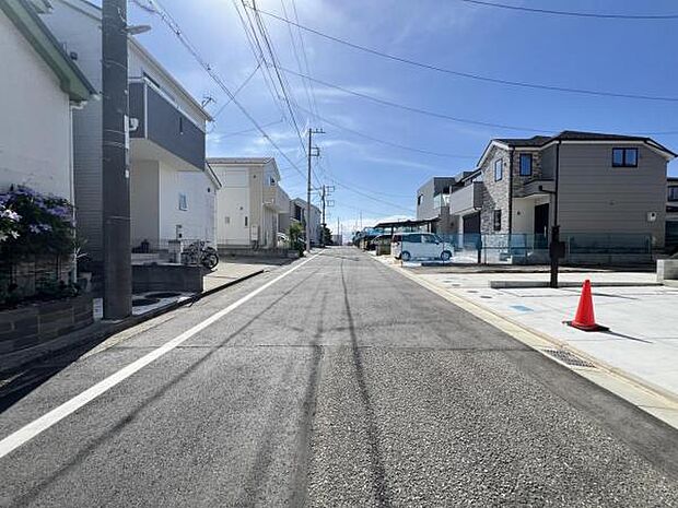 前面道路を含めた現地写真です。