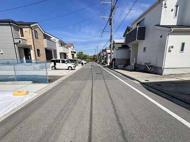 前面道路を含めた現地写真です。
