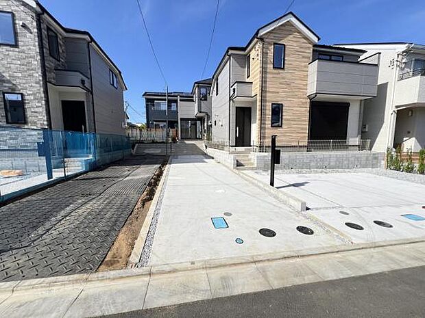 前面道路を含めた現地写真です。