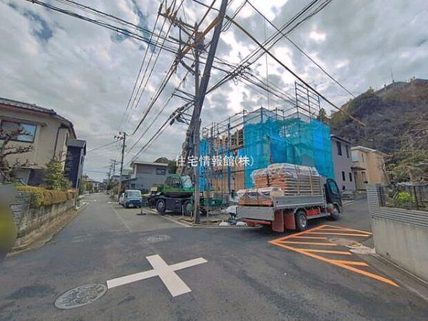 前面道路を含めた現地写真です。