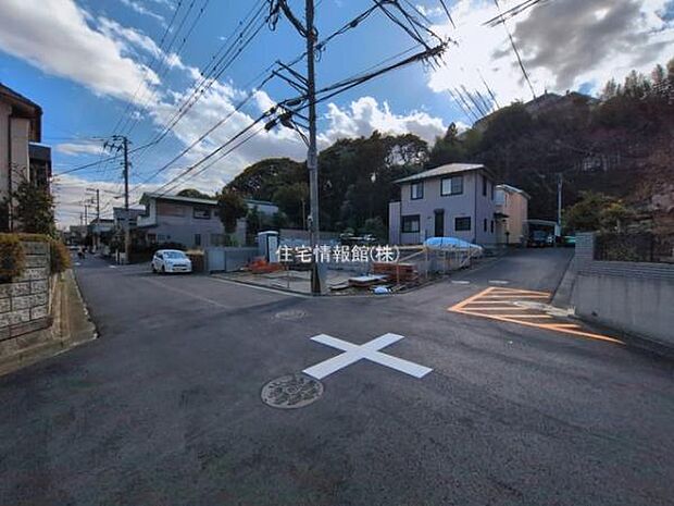前面道路を含めた現地写真です。