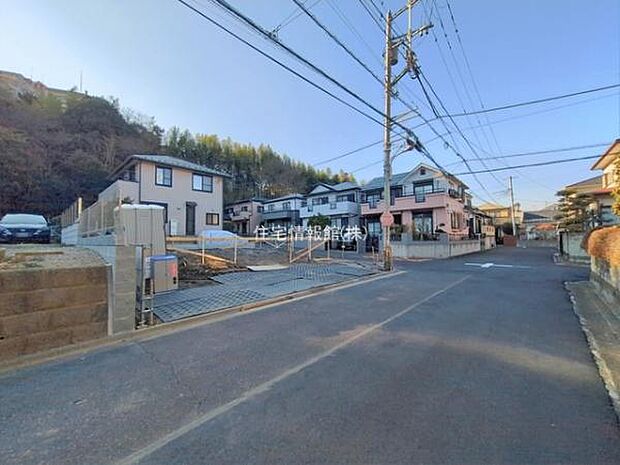 前面道路を含めた現地写真です。