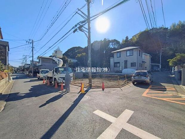 前面道路を含めた現地写真です。