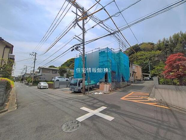 前面道路を含めた現地写真です。