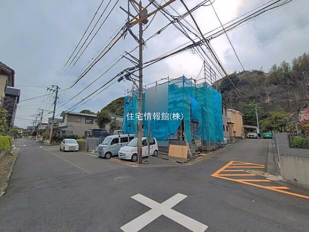 前面道路を含めた現地写真です。