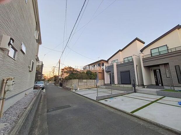 前面道路を含めた現地写真です。