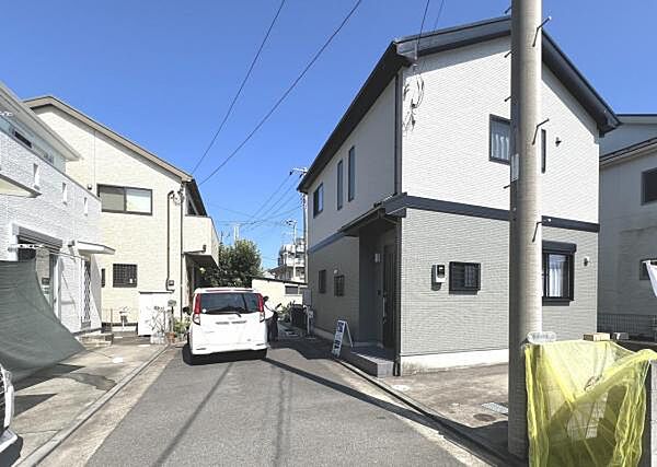 前面道路を含めた現地写真です。