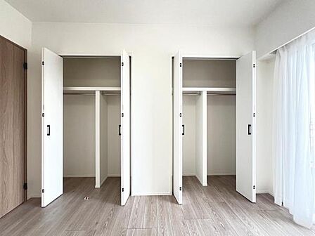 いつでもお部屋をスッキリお使い頂ける収納スペースを設置。