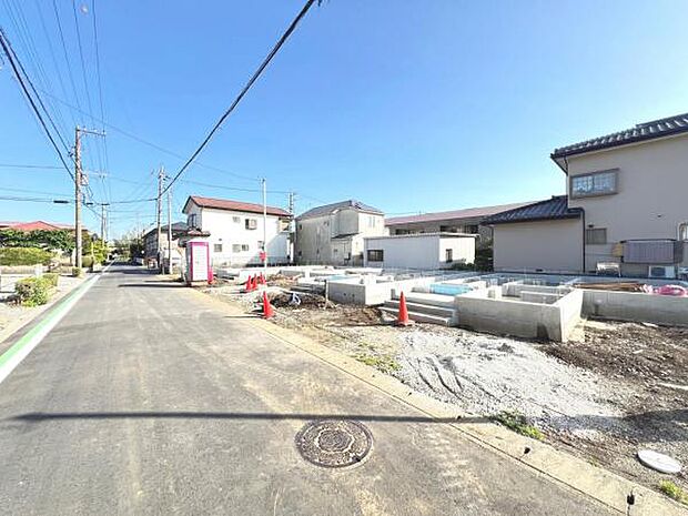 前面道路を含めた現地写真です。