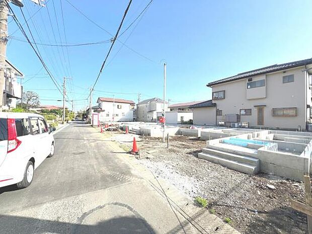 前面道路を含めた現地写真です。