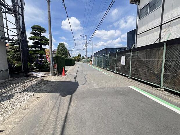 前面道路を含めた現地写真です。ぜひ周辺環境も併せてご覧ください。