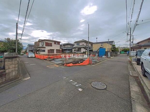 前面道路を含めた現地写真です。