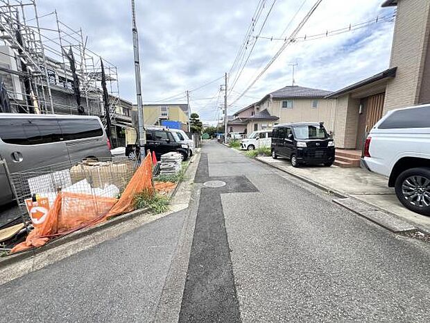 前面道路です。住宅地につき落ち着いた新生活を始められそうです。