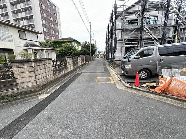 前面道路です。住宅地につき落ち着いた新生活を始められそうです。