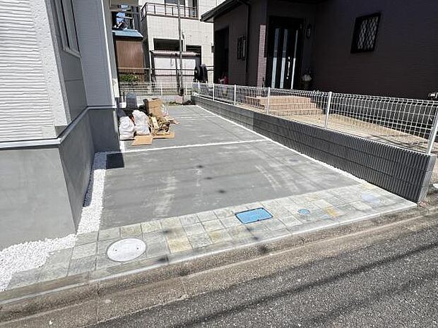 駐車場です。前面道路との高低差も少なく、スムーズに出入りできます。