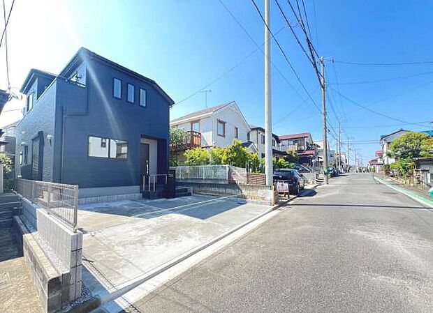 前面道路を含めた現地写真です。