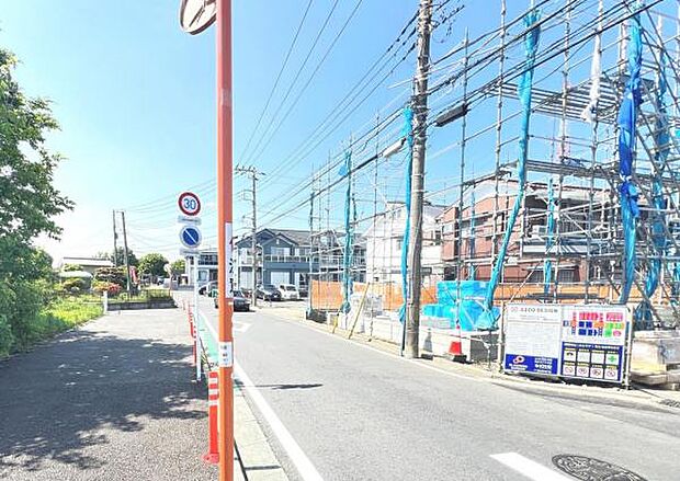 前面道路を含めた現地写真です。