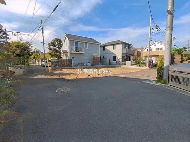 前面道路を含めた現地写真です。