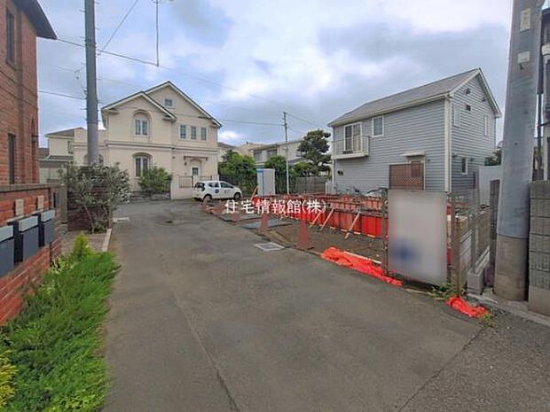 前面道路を含めた現地写真です。