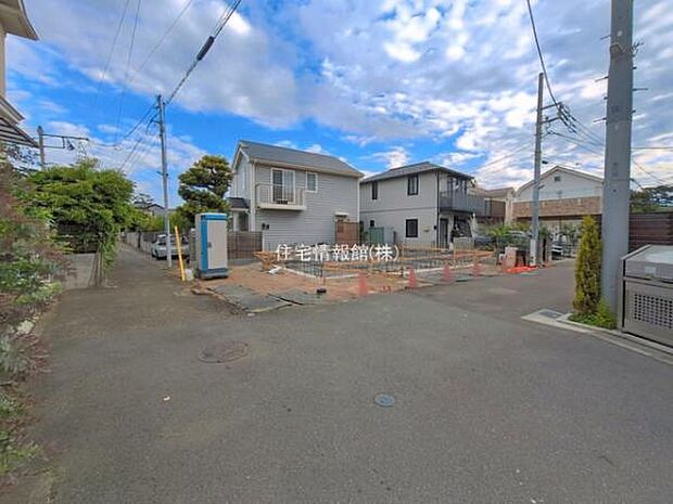 前面道路を含めた現地写真です。