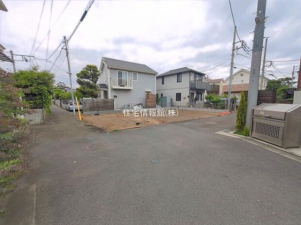 前面道路を含めた現地写真です。