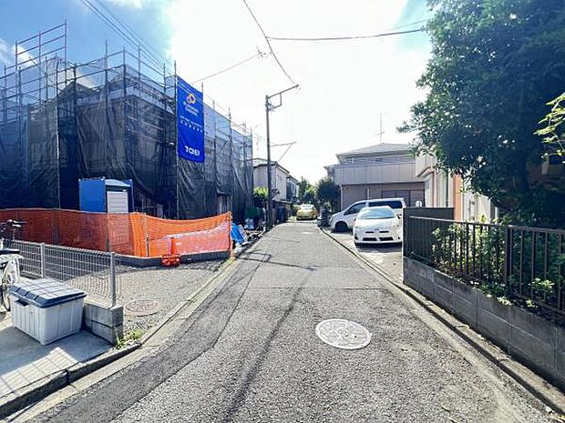 前面道路です。住宅地につき落ち着いた新生活を始められそうです。