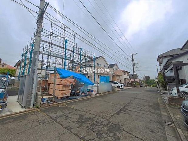 前面道路を含めた現地写真です。