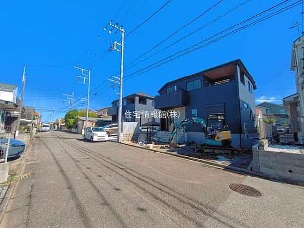前面道路を含めた現地写真です。