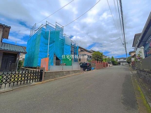 前面道路を含めた現地写真です。