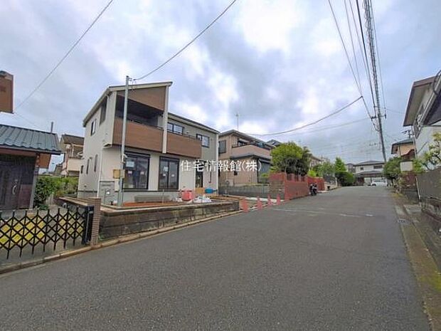 前面道路を含めた現地写真です。