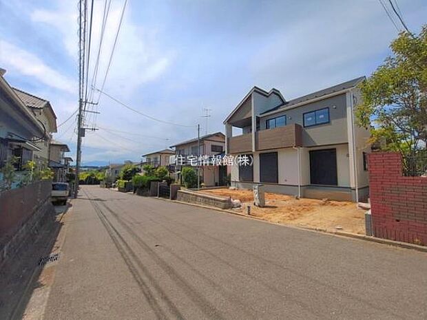 前面道路を含めた現地写真です。