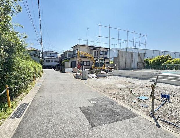 前面道路を含めた現地写真です。