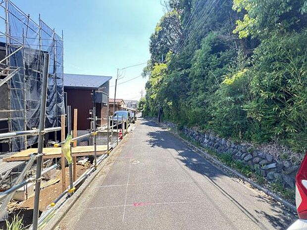 前面道路を含めた現地写真です。