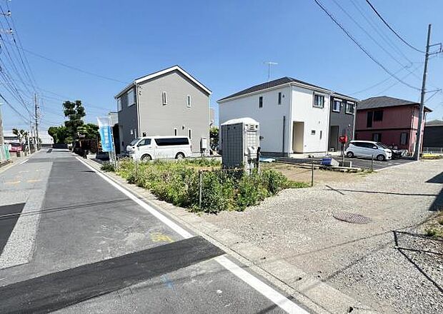 前面道路を含めた現地写真です。