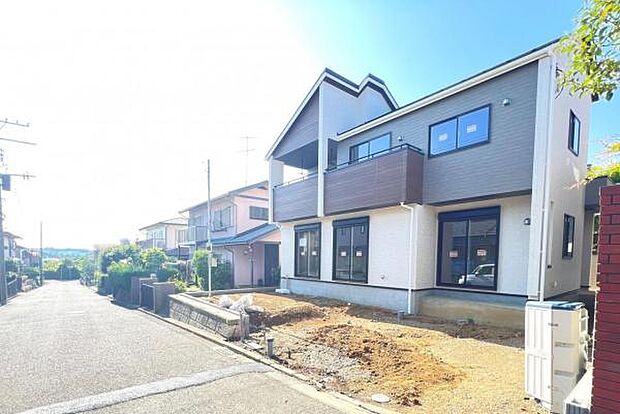 前面道路を含めた現地写真です。