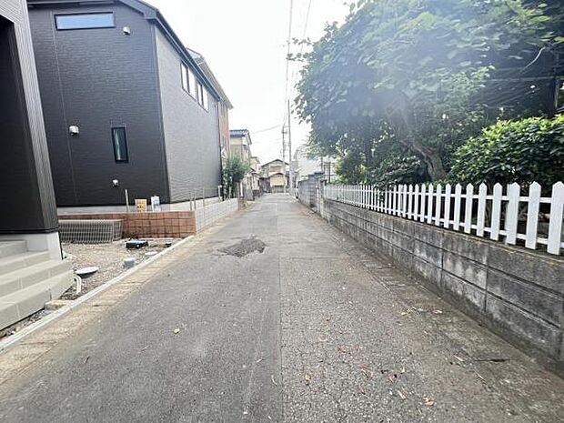 前面道路を含めた現地写真です。